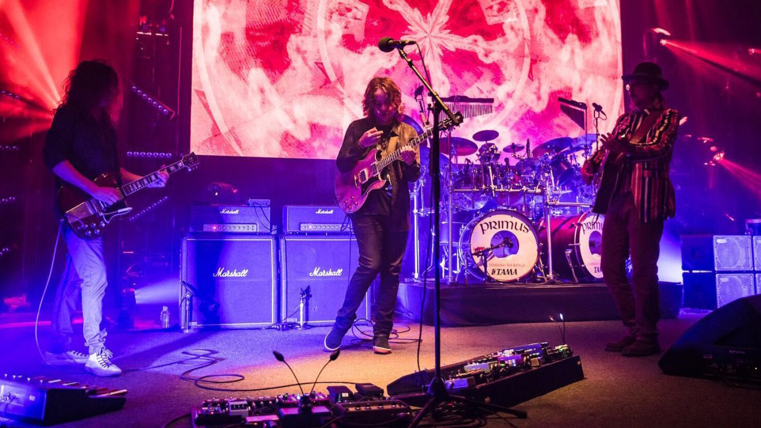 Billy Strings rejoint Primus à l'étape de la tournée Sessanta au Tennessee