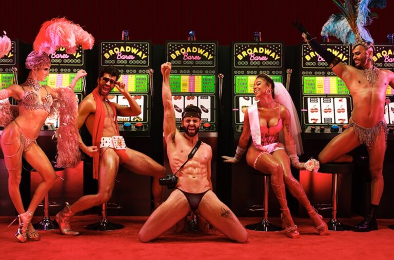 « Broadway Bares » annonce un bénéfice burlesque « Hit the Strip » sur le thème de Vegas en 2024