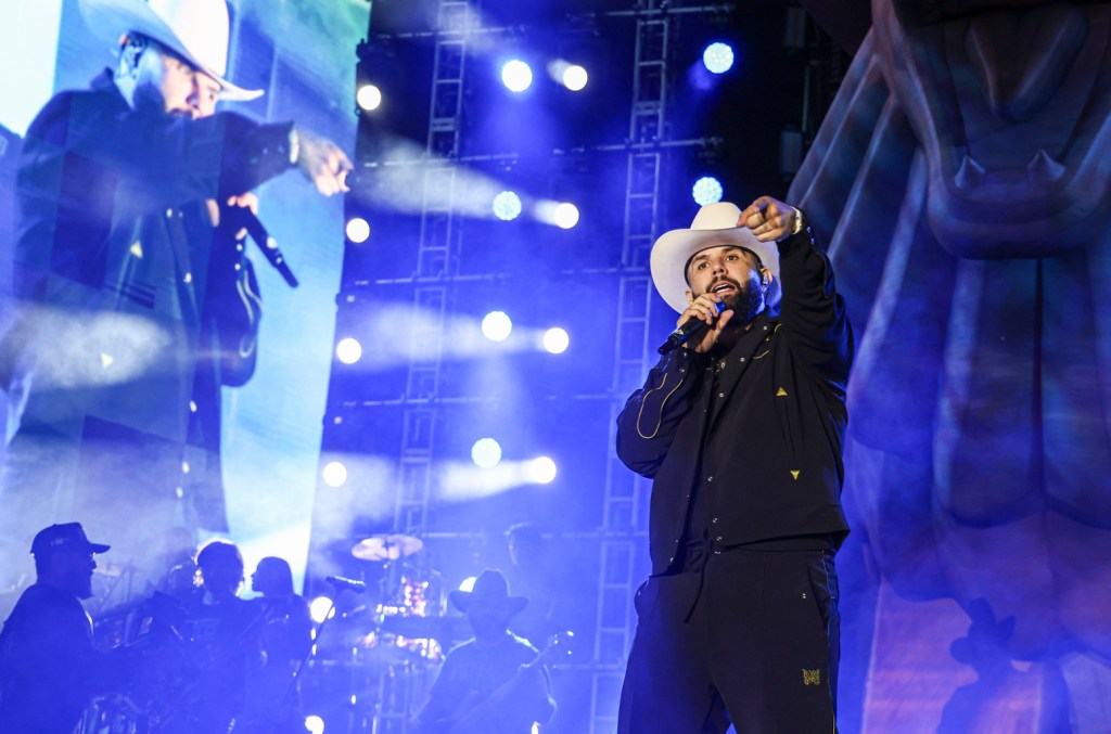 Carin León répare les cœurs brisés avec des débuts vibrants et émouvants à Coachella