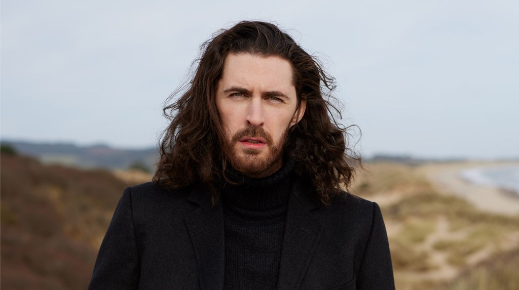 Hozier décroche la deuxième place des chansons hot rock et alternatives n°1 avec « Too Sweet »