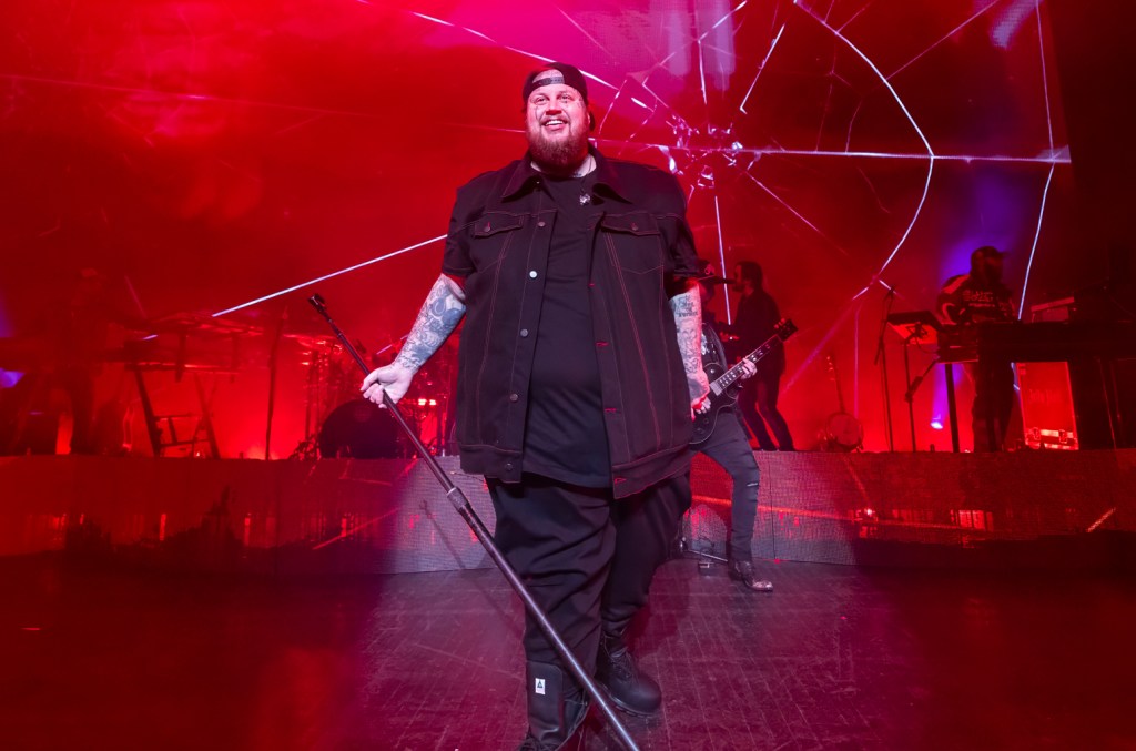 Jelly Roll fait vibrer son quatrième top 10 de diffusion country avec « Halfway to Hell »