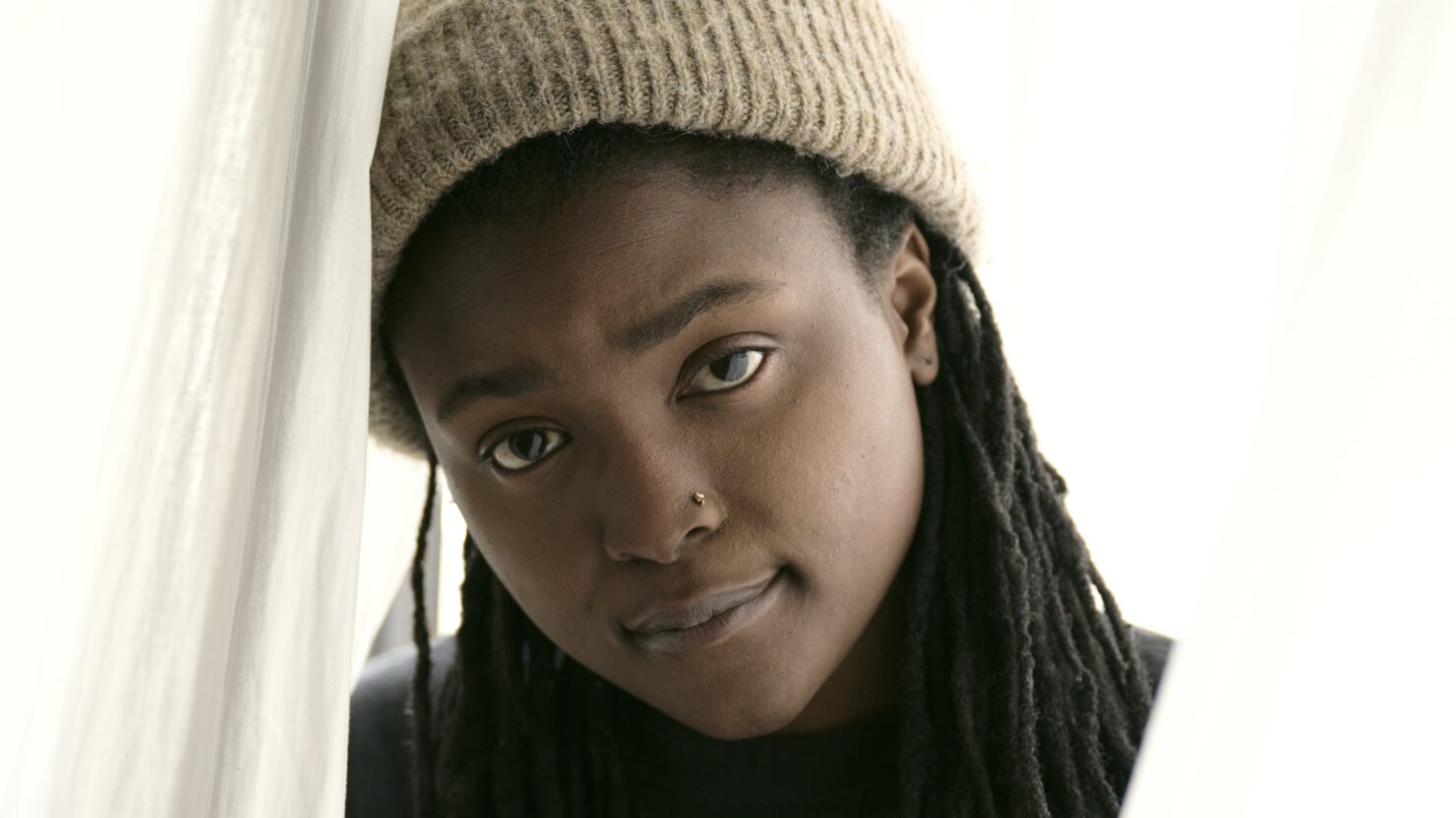 Joy Oladokun sort le single captivant « Questions, Chaos & Faith » pour honorer la mémoire d'un ami d'enfance décédé