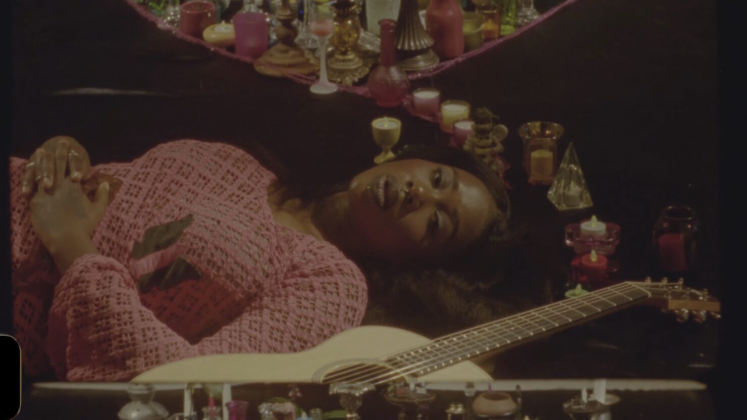 Kara Jackson partage une version captivante de "Right Wrong Or Ready" de Karen Dalton