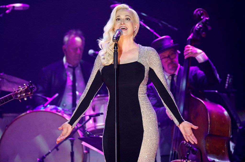 Kellie Pickler revient sur scène pour la première fois depuis la mort de son mari : "Je sais qu'il est là"