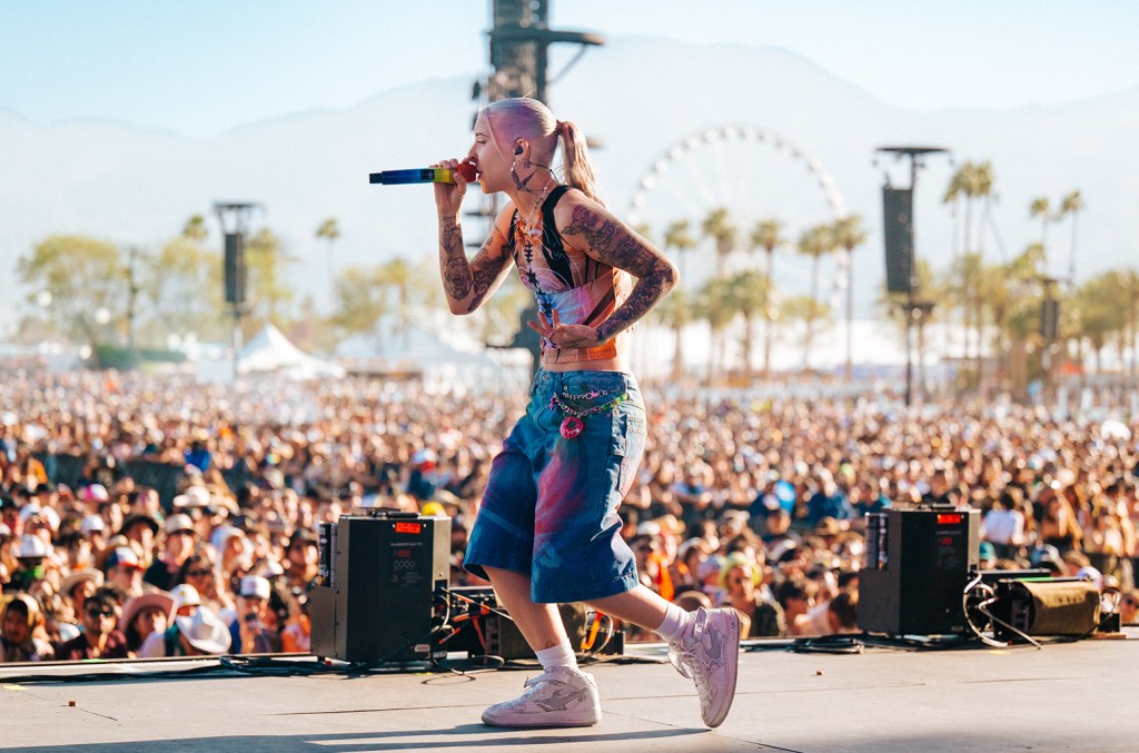 Le jeune Miko apporte une performance flamboyante dans le désert lors de ses débuts à Coachella