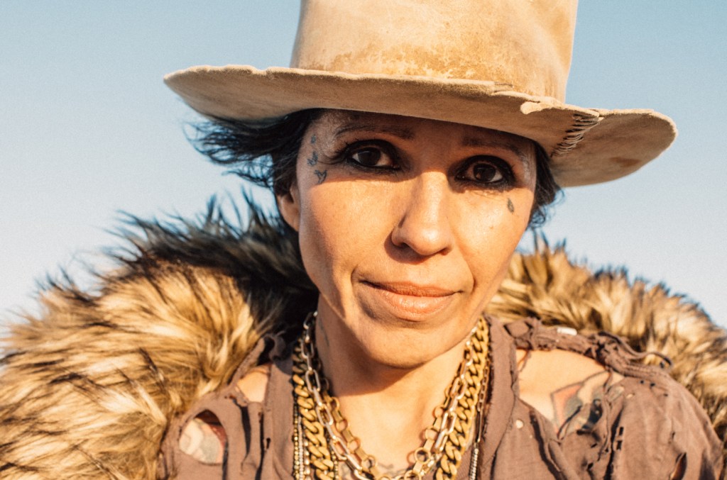 Linda Perry parle de son éthique de travail ardu dans la bande-annonce de "Let It Die Here": "Je ne sais pas comment m'arrêter"
