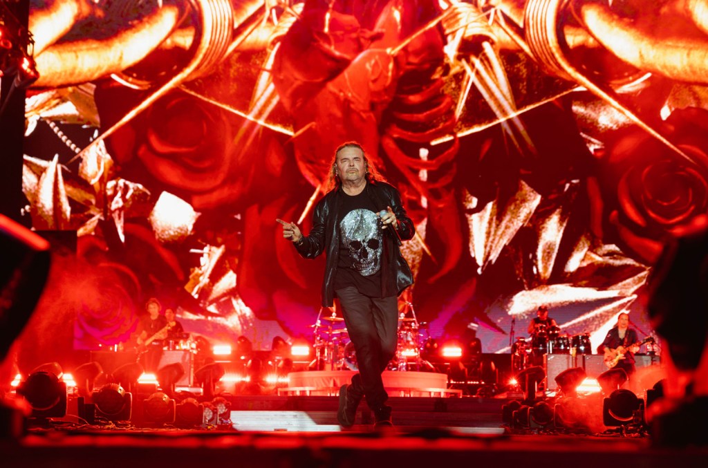 Maná Rocks Tecate Pa'l Norte;  Demande aux fans de chanter « vraiment fort » pour que le reggaetón ne « déborde » pas de la scène à proximité