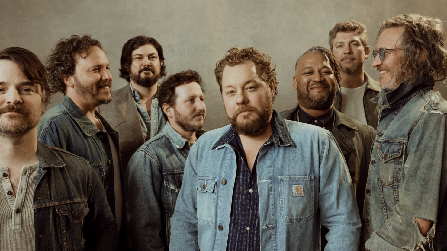 Nathaniel Rateliff et The Night Sweats annoncent le nouvel album « South Of Here » produit par Brad Cook et partagent un single
