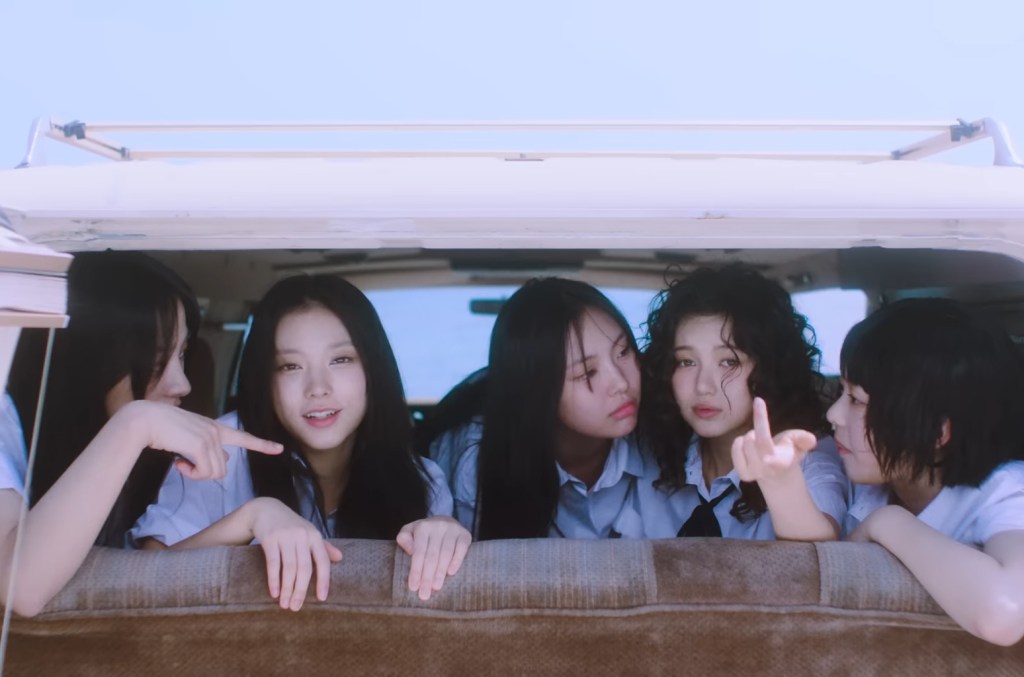NewJeans va à la plage, fait des bulles et vit sa meilleure pop live dans la vidéo effervescente « Bubble Gum »
