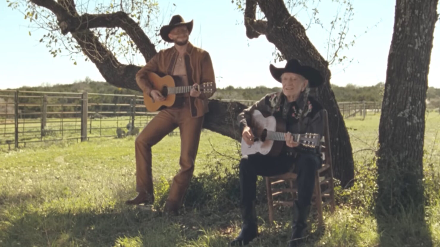 Orville Peck et Willie Nelson unissent leurs forces sur la couverture de "Les cowboys s'aiment souvent secrètement les uns les autres"