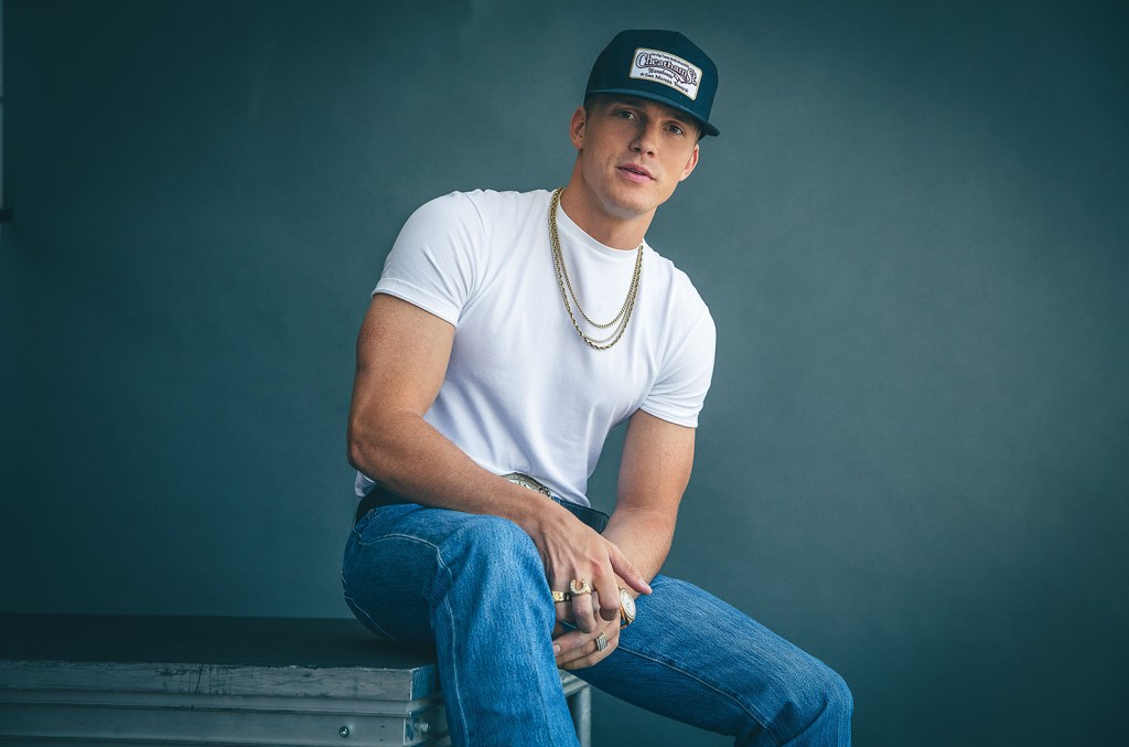 Parker McCollum se lance dans sa diffusion n°1 dans un troisième pays avec « Burn It Down »