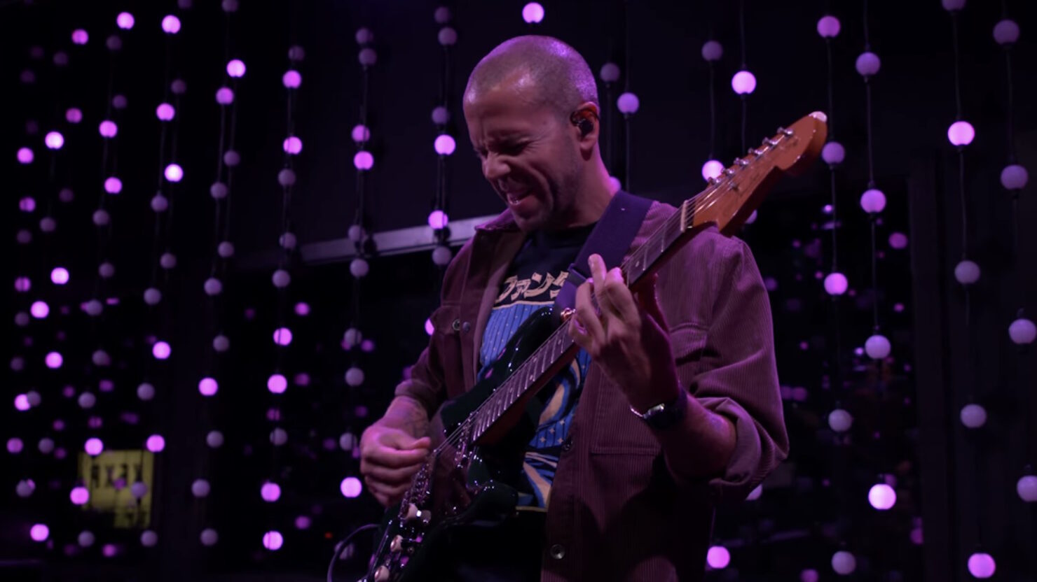 Regardez M83 donner vie aux chansons « fantastiques » au KEXP