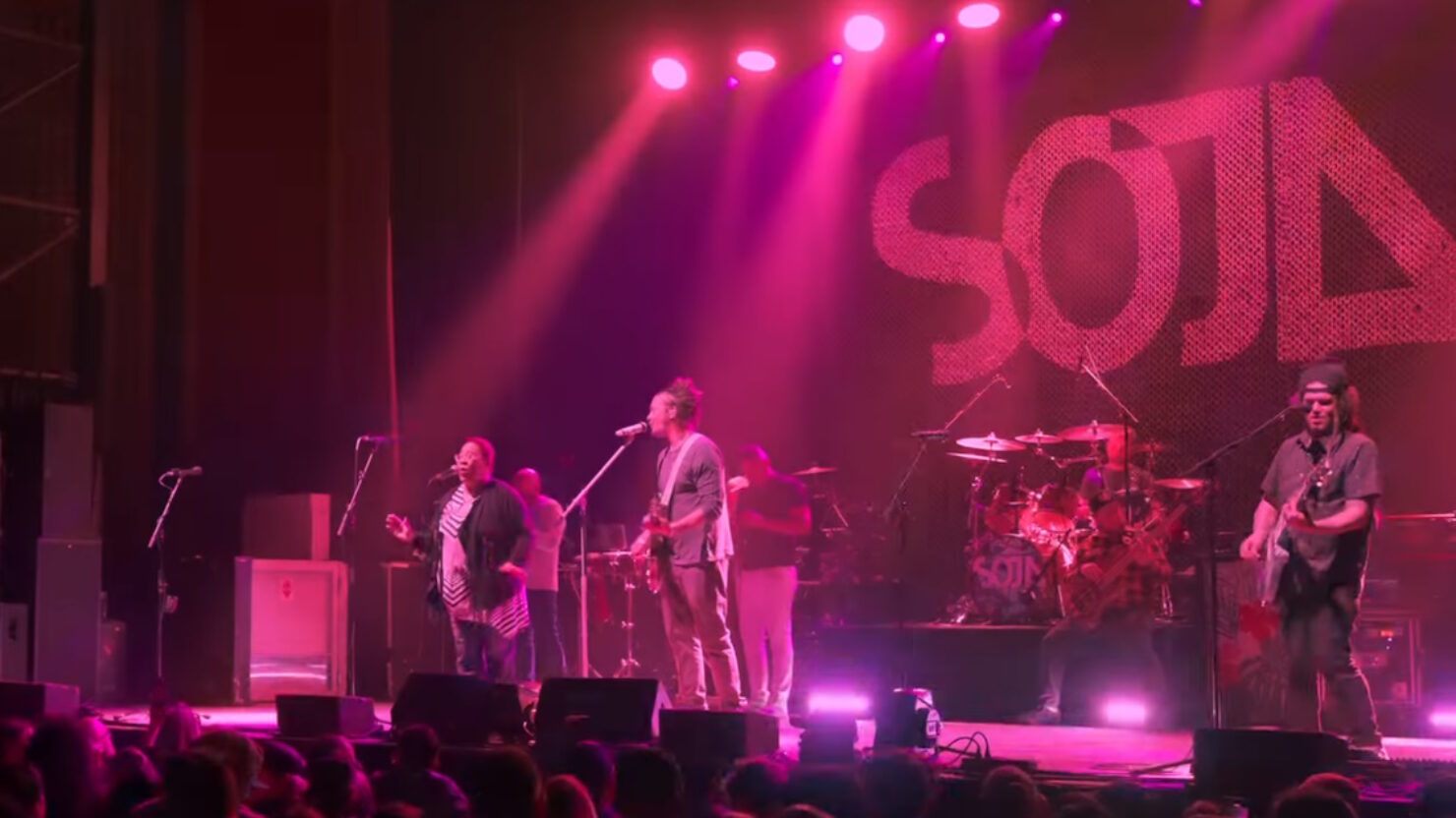 Regardez Nicole York, gagnante du concours de couvertures, jouer avec SOJA