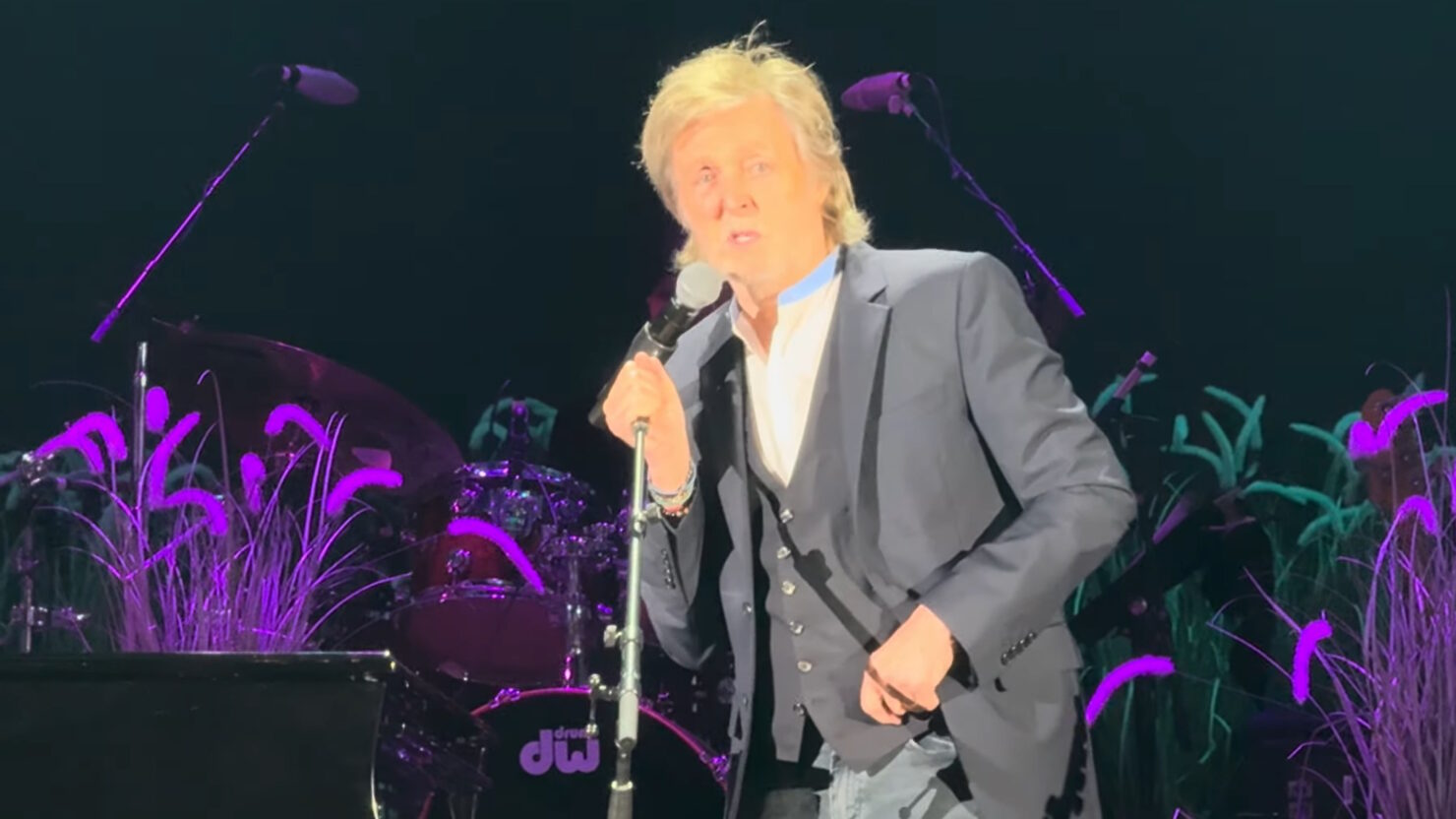 Regardez Paul McCartney et les Eagles interpréter « Let It Be » au concert hommage à Jimmy Buffett