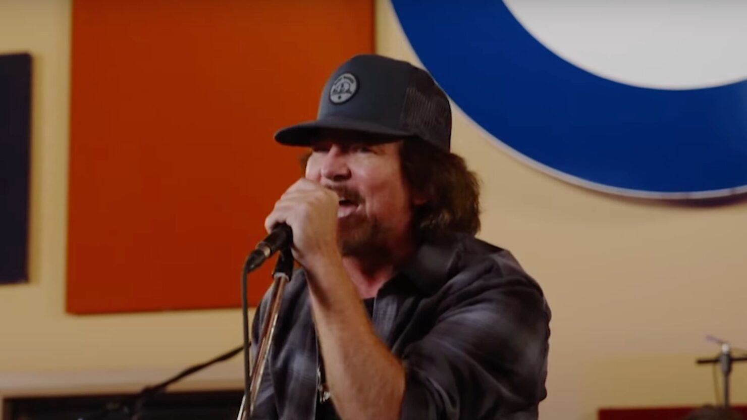 Regardez Pearl Jam faire ses débuts dans "Dark Matter" et interpréter des classiques sur "Howard Stern"
