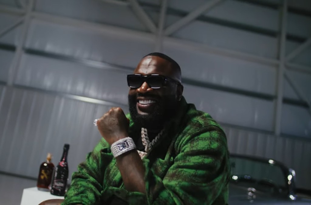 Regardez la nouvelle vidéo de Rick Ross pour son « Champagne Moments » de Drake Diss
