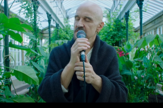 « Yummy » de James en tête de la course aux classements des albums britanniques