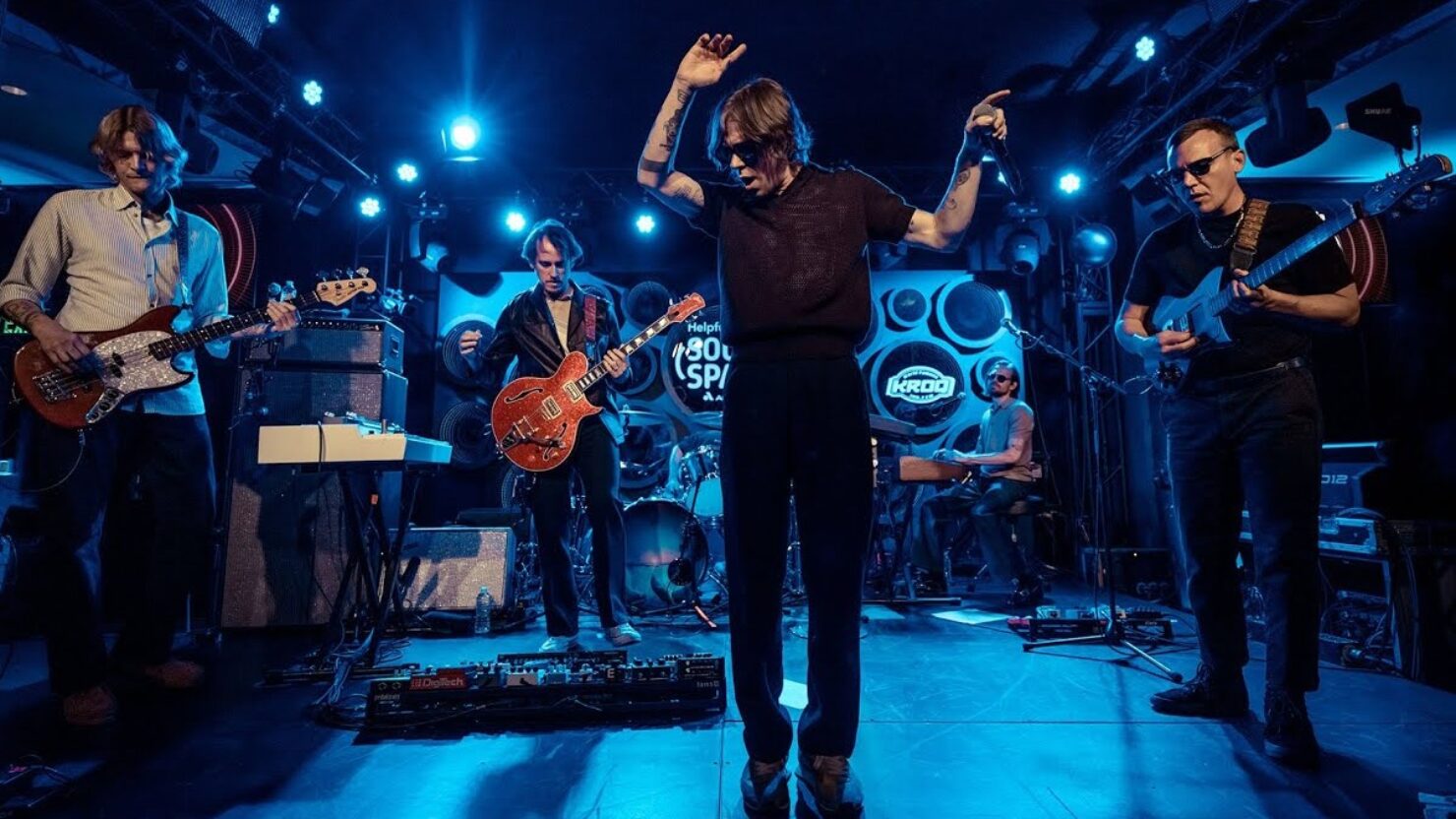 Regardez Cage The Elephant se défouler à travers les coupes de « Neon Pill » et les favoris plus anciens pour KROQ