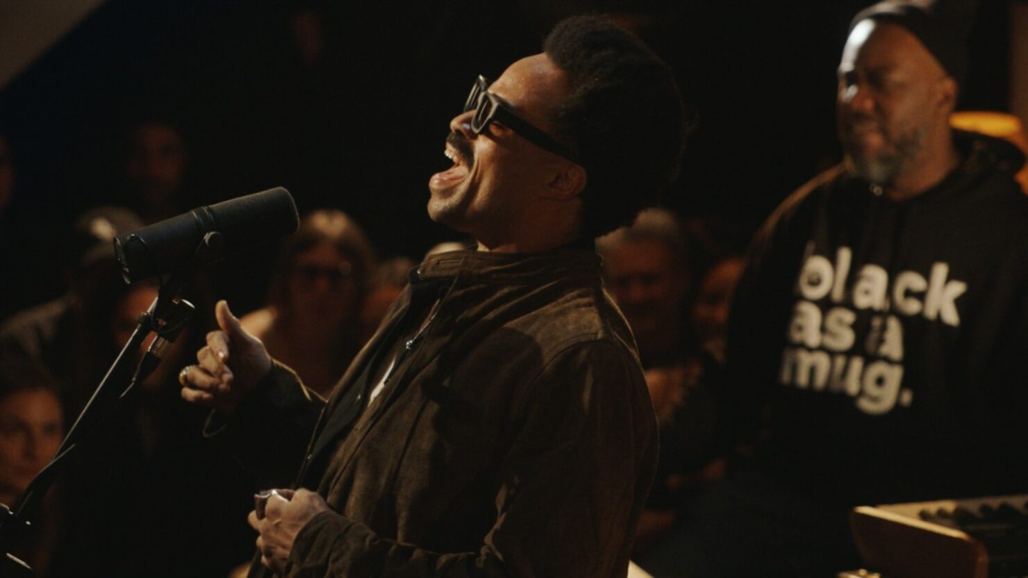 Bilal s'apprête à sortir l'album "Live at Glasshaus" avec Questlove, Common, Robert Glasper et Burniss Travis