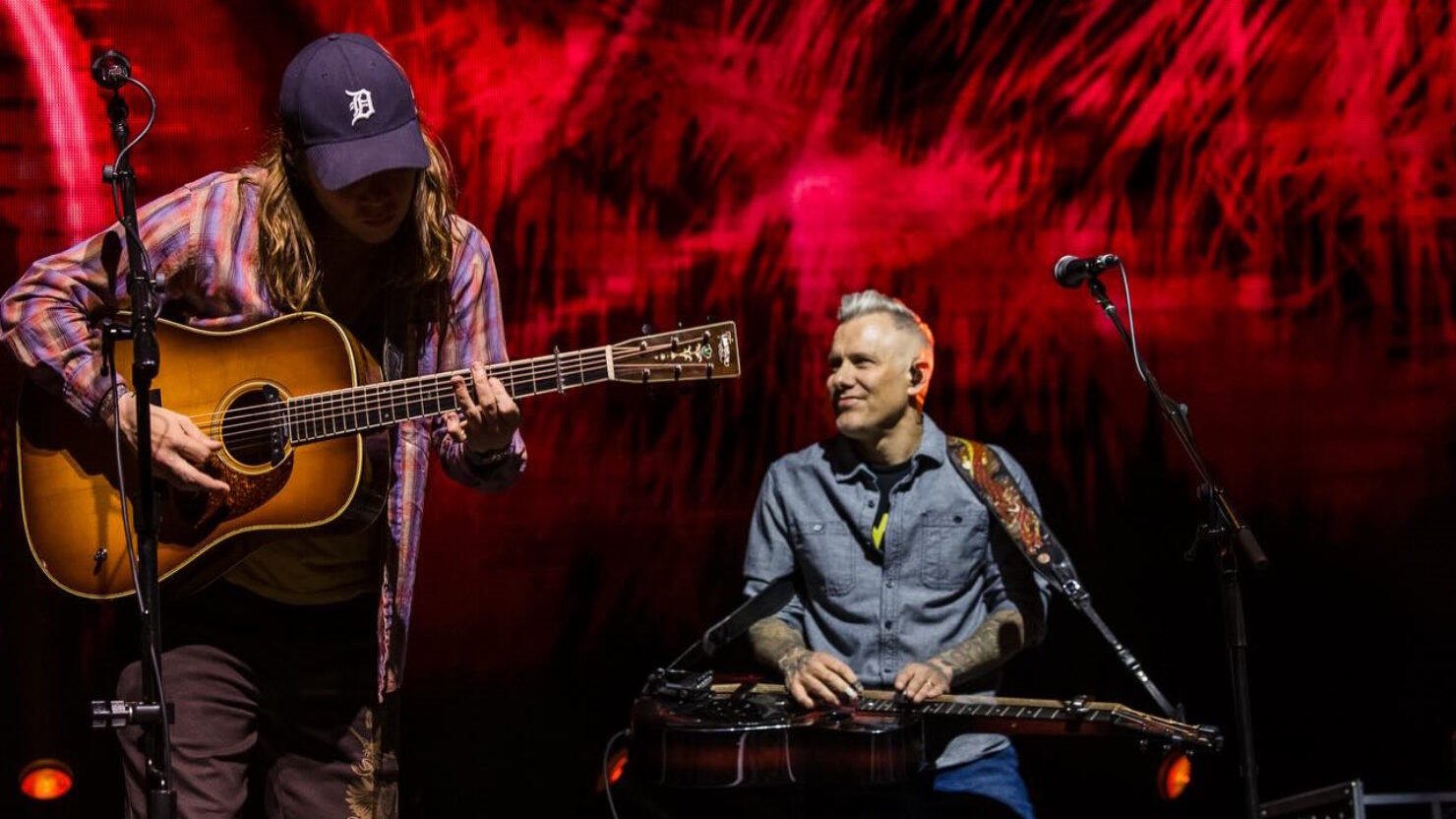 Billy Strings accueille Andy Hall pour dépoussiérer Dobro lors de la finale de Fiddler's Green au Colorado