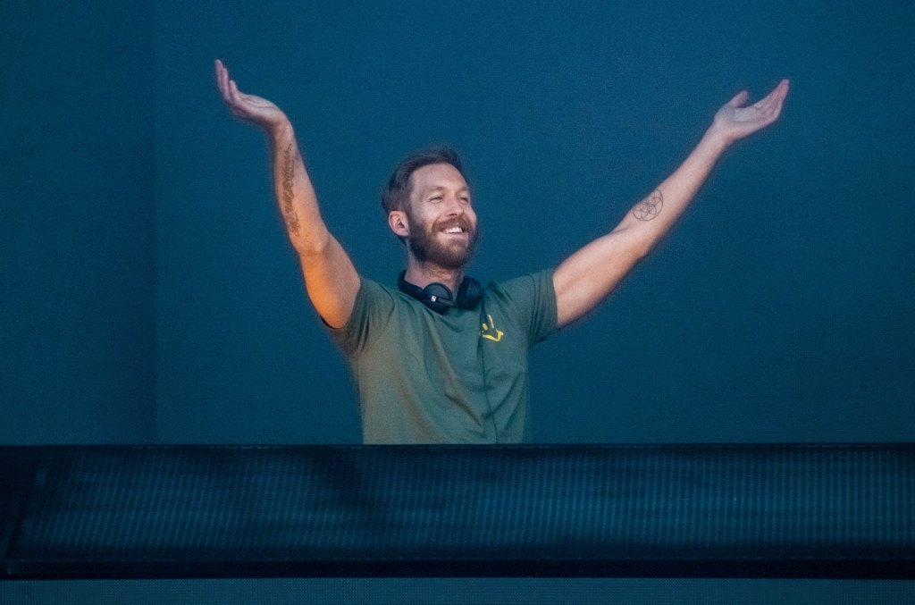 Calvin Harris taquine la nouvelle chanson de Beachy et les fans sont convaincus que Miley Cyrus chante dessus