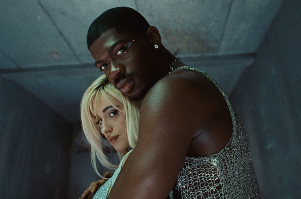 Camila Cabello et Lil Nas X luttent pour l'amour dans la vidéo grungy "He Knows"