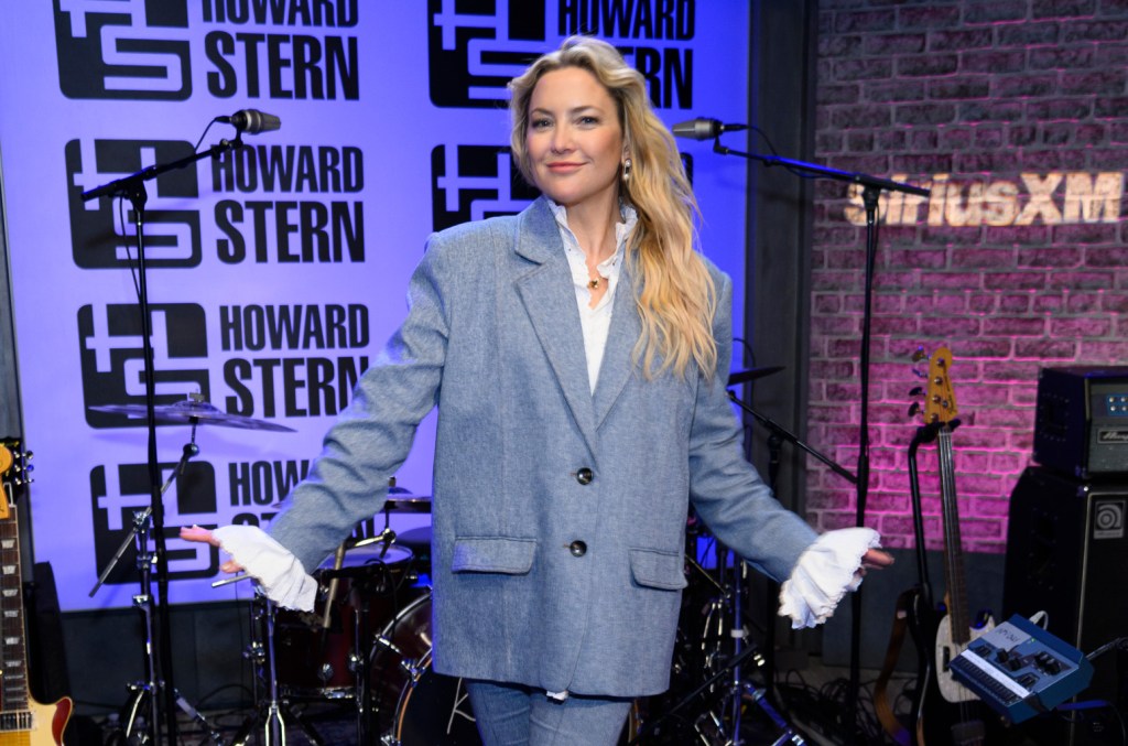 Kate Hudson interprète "Gonna Find Out" et une reprise classique des années 80 dans "The Howard Stern Show"