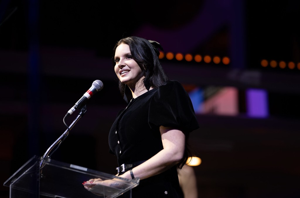 Lana Del Rey se sent « enjouée » au milieu de la prochaine ère country : « Le secteur de la musique est devenu country »