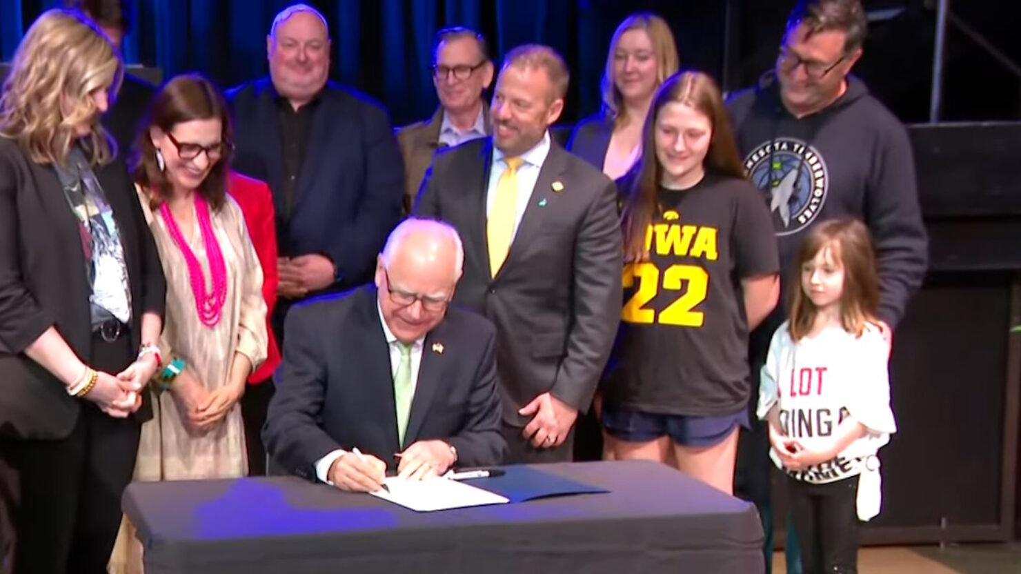 Le gouverneur du Minnesota signe la loi sur la transparence de la billetterie