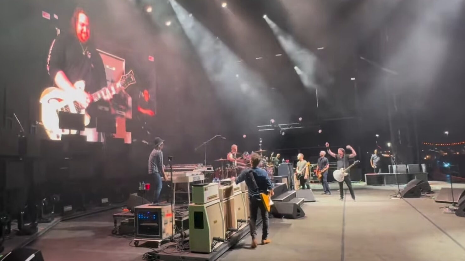 Les Foo Fighters couvrent Van Halen avec l'aide de Wolfgang Van Halen lors de Welcome to Rockville