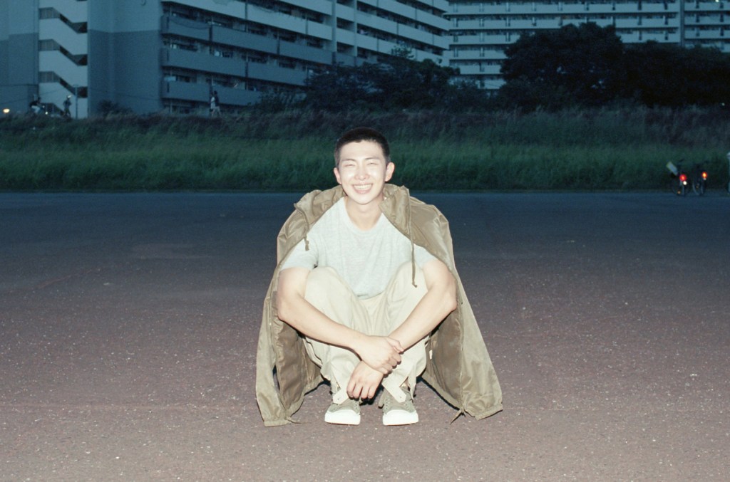 Les fans choisissent "Right Place, Wrong Person" de RM comme nouvelle musique préférée de cette semaine dans un sondage tous genres