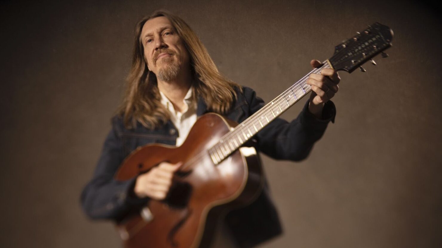 Oliver Wood partage un nouveau single groovy avec Steve Berlin de Los Lobos