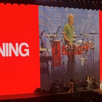 Paramore couvre la première partie de « Burning Down The House » de Talking Heads pour Taylor Swift en France