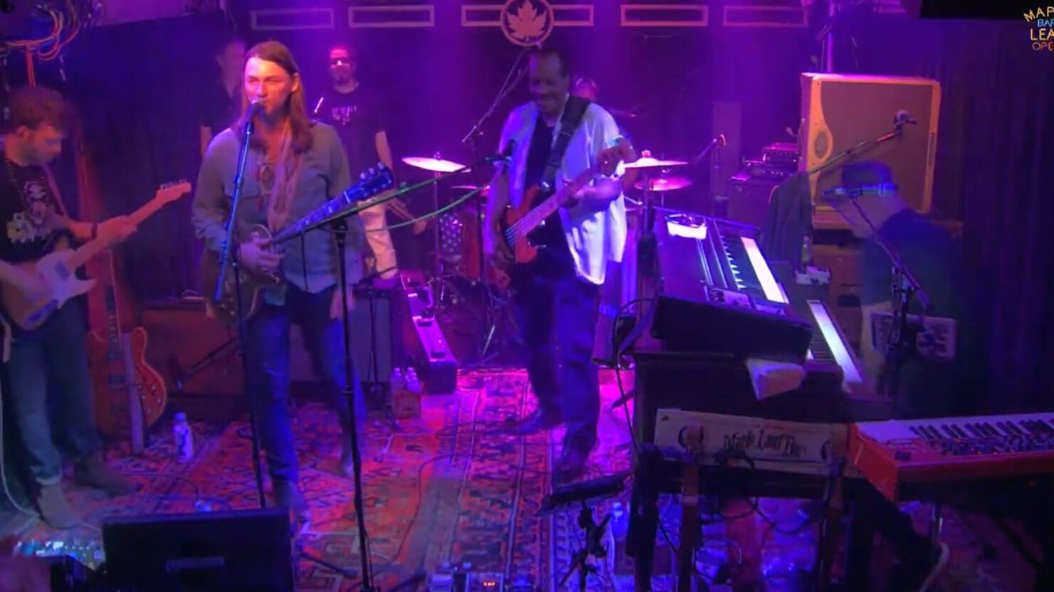 Regardez Duane Betts et les Allstars de Maple Leaf honorer Dickey Betts à la Nouvelle-Orléans