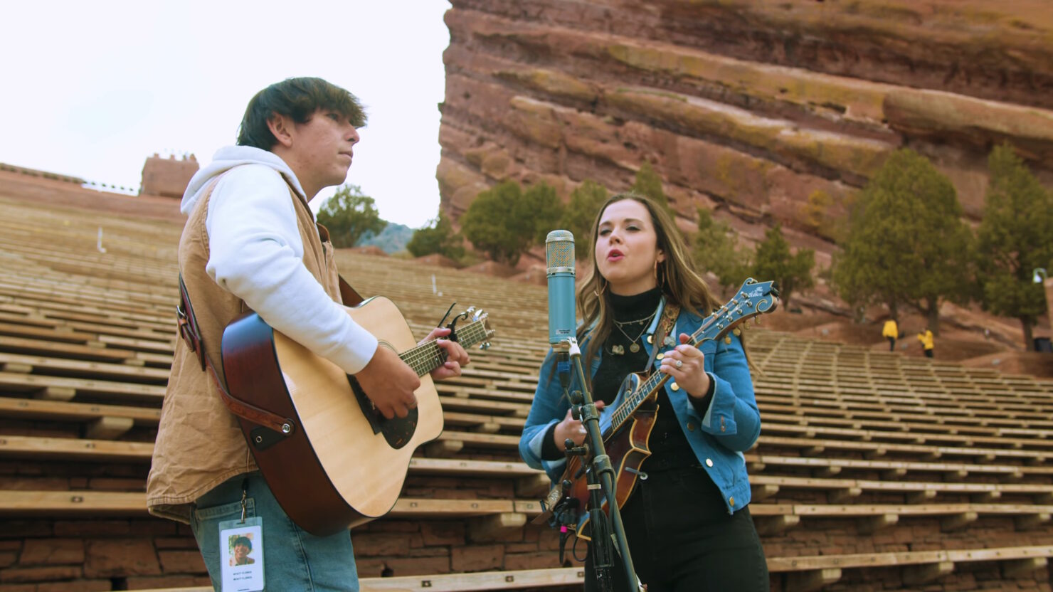 Regardez Sierra Hull et Wyatt Flores unir leurs forces pour la couverture du majestueux Tyler Childers
