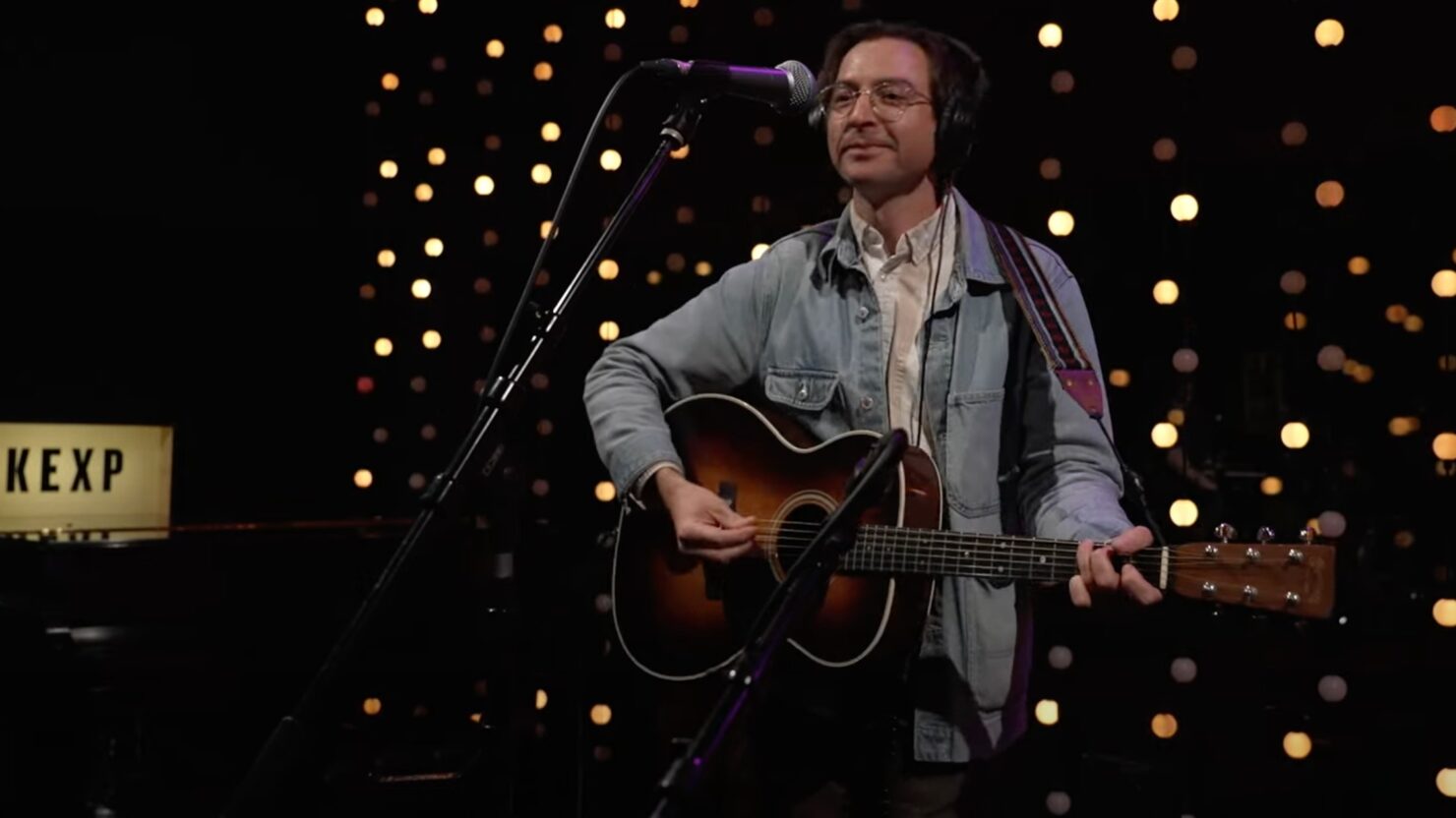 Regardez la couverture immobilière d'Elton John et réalisez des coupes « Daniel » pour KEXP