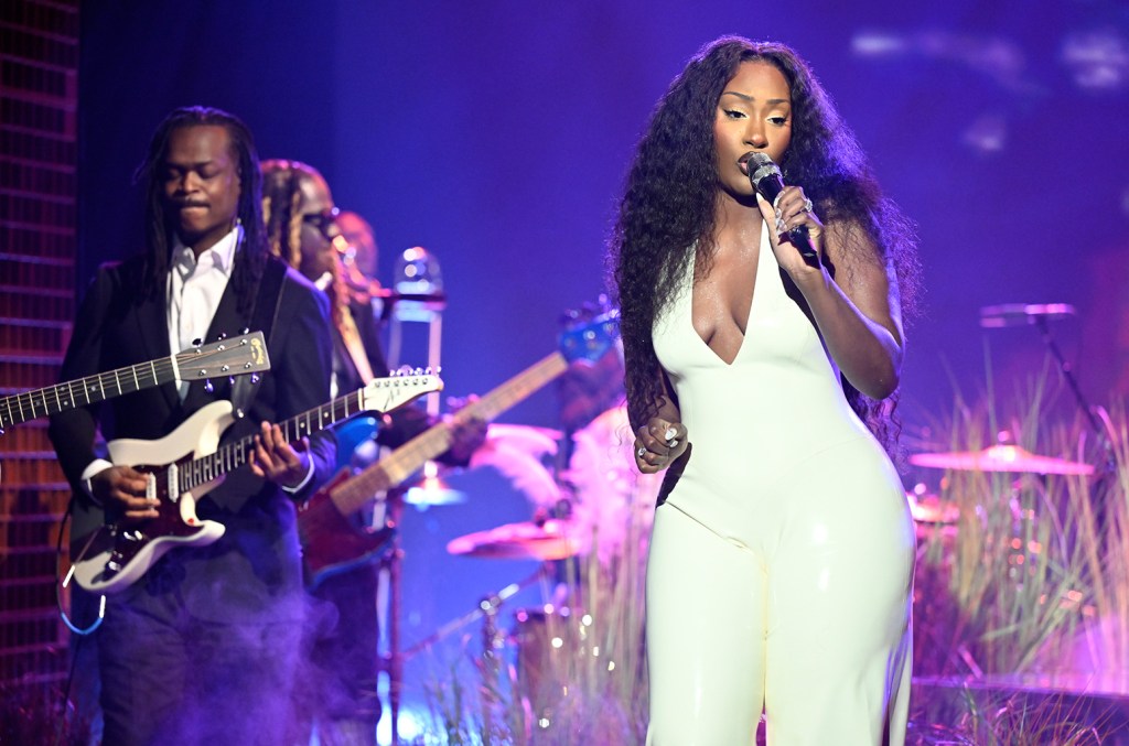 Tems interprète le medley soyeux « Born in the Wild » et « Love Me JeJe » dans « The Tonight Show »
