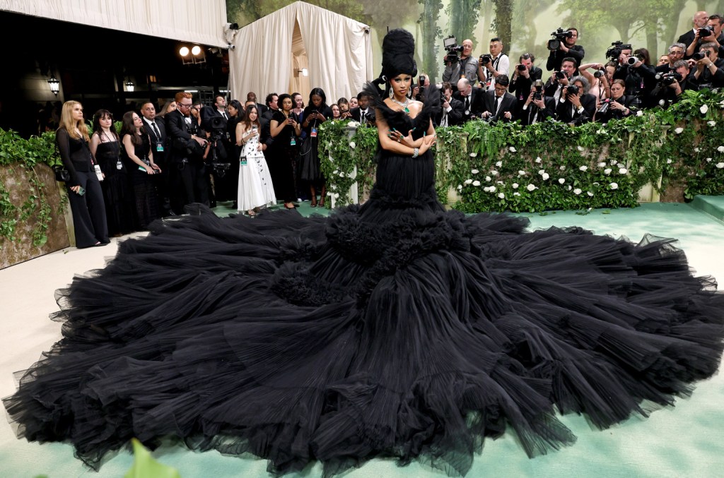 « Tu veux faire la fête avec Cardi ? » : à l'intérieur de l'après-fête du gala du Met 2024 Revolve + Fwrd-Assisted de Cardi B