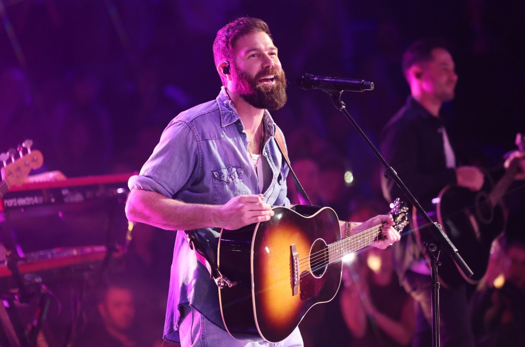 "Tucson Too Late" de Jordan Davis se hisse au premier rang du classement Country Airplay