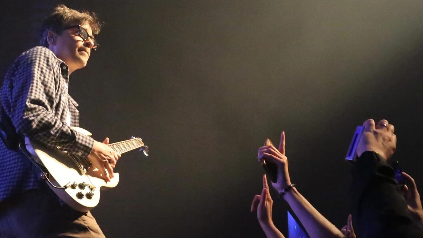 Weezer charge l'émission éphémère du comté d'Orange avec des coupes profondes, des débuts en direct et une couverture de trou