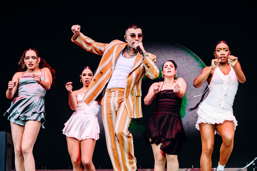 Rauw Alejandro rend hommage à New York lors du set en tête d'affiche du Gov Ball et parle de "Nouveau single, nouvelle ère" dans une interview d'avant-spectacle