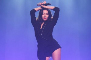 Sunmi se produit à Séoul.