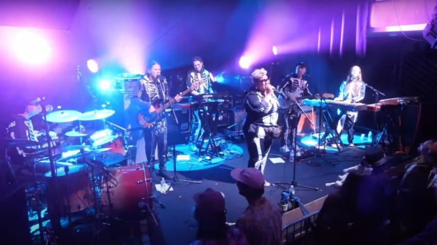 Regardez le nouveau single 'We Got U' de The Motet Lay Down Groovy en direct à Halloween 2023