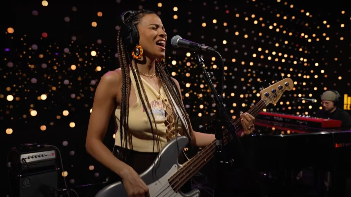 Adi Oasis brille avec les gemmes « Lotus Glow » en direct sur KEXP