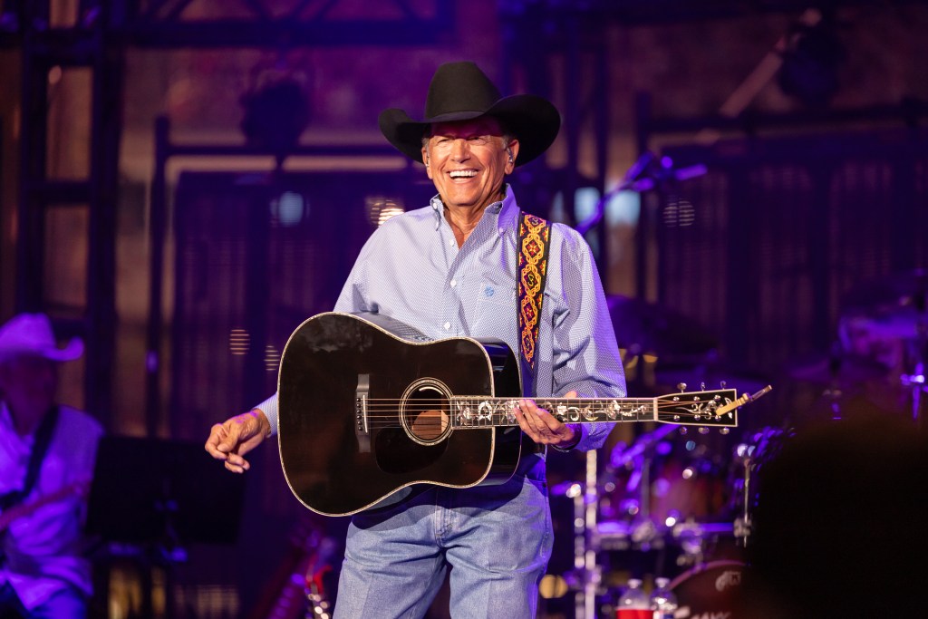 George Strait bat le record de fréquentation avec le plus grand concert jamais organisé aux États-Unis