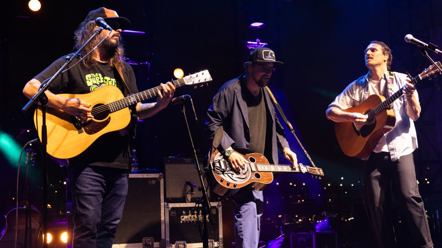 Greensky Bluegrass interprète la chanson "Meaning"ful Fruition avec Kellen Asebroek à New York