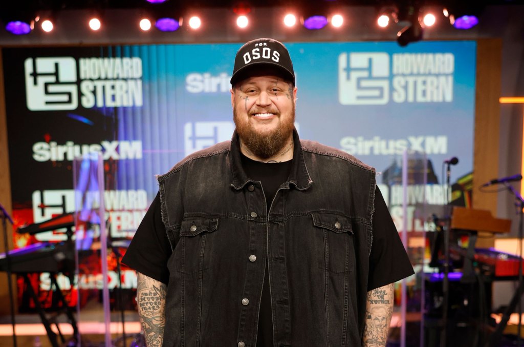 Jelly Roll se qualifie en plaisantant de "pire criminel de tous les temps" dans "Howard Stern"