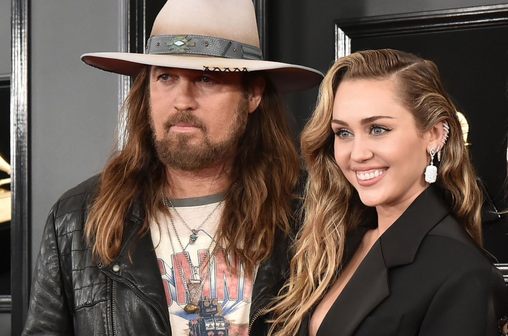 Miley Cyrus répond aux rumeurs d'éloignement de Billy Ray et appelle maman Tish "mon héros"