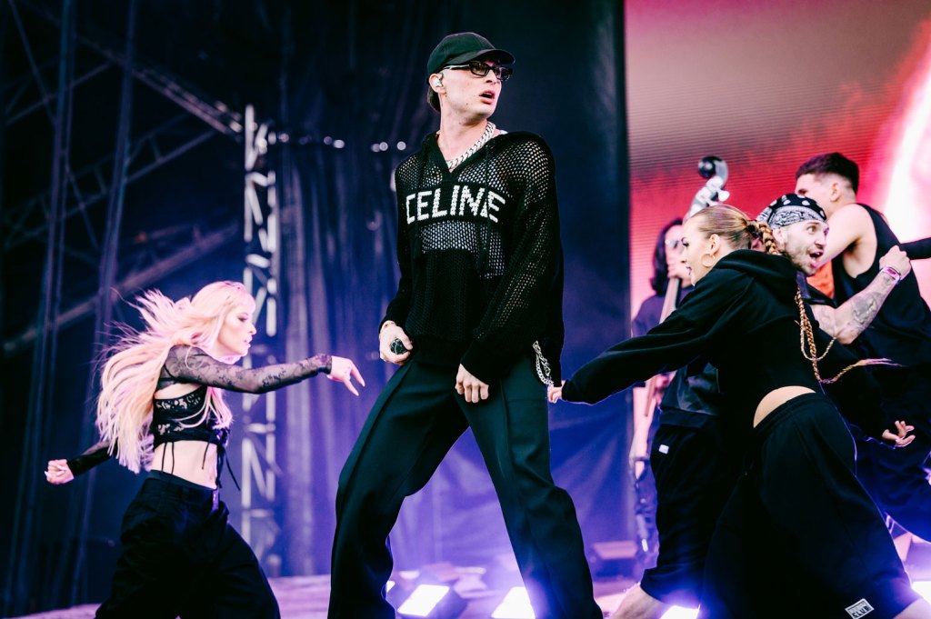 Peso Pluma se fracture le pied pendant la performance du Gov Ball et continue