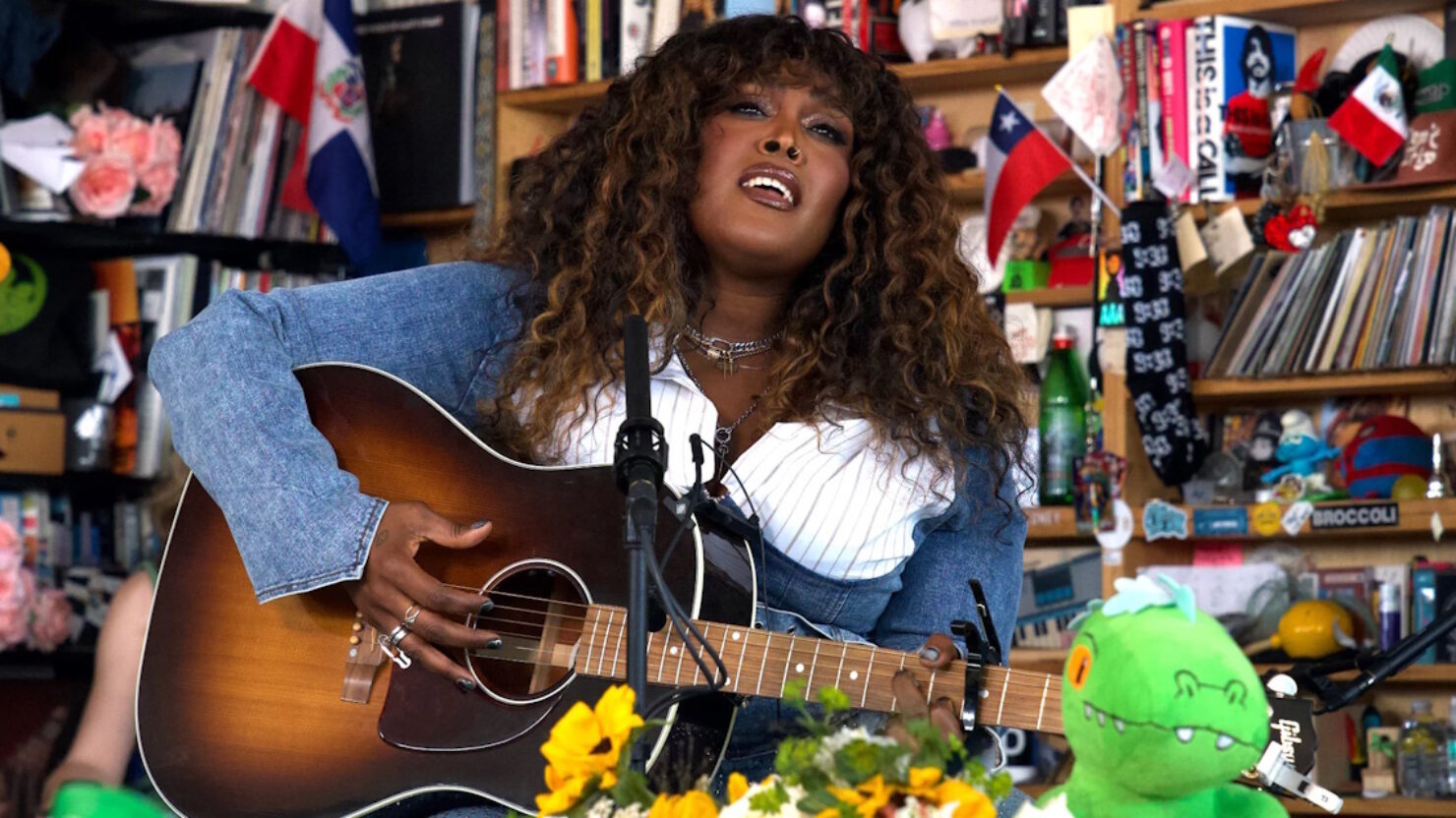 Regardez Brittney Spencer donner vie aux chansons de « My Stupid Life » pour le « Tiny Desk Concert » de NPR